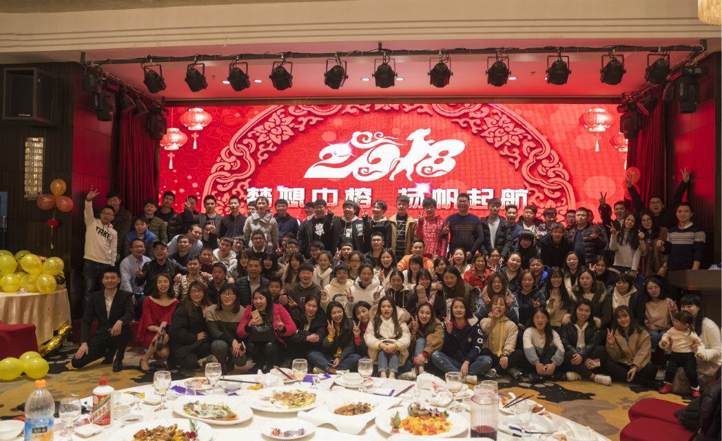 企業(yè)風(fēng)采<p><img src="/Scripts/js/ueditor/net/upload/image/20180627/6366570438999885959329150.jpg" title="年會(huì)-1.jpg" alt="年會(huì)-1.jpg" width="800"/></p><p><img src="/Scripts/js/ueditor/net/upload/image/20180627/6366570440025218293066498.jpg" title="年會(huì)-3.jpg" alt="年會(huì)-3.jpg" width="800"/></p><p><img src="/Scripts/js/ueditor/net/upload/image/20180627/6366570445830812311066584.jpg" title="年會(huì)-4.jpg" alt="年會(huì)-4.jpg" width="800"/></p><p><img src="/Scripts/js/ueditor/net/upload/image/20180627/6366570446910541274431528.jpg" title="年會(huì)-5.jpg" alt="年會(huì)-5.jpg" width="800"/></p><p><img src="/Scripts/js/ueditor/net/upload/image/20180627/6366570448048670918139988.jpg" title="年會(huì)-6.jpg" alt="年會(huì)-6.jpg" width="800"/></p><p><img src="/Scripts/js/ueditor/net/upload/image/20180627/6366570448871554072289655.jpg" title="年會(huì)-7.jpg" alt="年會(huì)-7.jpg" width="800"/></p><p><img src="/Scripts/js/ueditor/net/upload/image/20180627/6366570450514781235643823.jpg" title="年會(huì)-8.jpg" alt="年會(huì)-8.jpg" width="800"/></p><p><img src="/Scripts/js/ueditor/net/upload/image/20180627/6366570465573562597813183.jpg" title="年會(huì)-9.jpg" alt="年會(huì)-9.jpg" width="800"/></p><p><img src="/Scripts/js/ueditor/net/upload/image/20180627/6366570467688878193943660.jpg" title="年會(huì)-10.jpg" alt="年會(huì)-10.jpg" width="800"/></p><p><img src="/Scripts/js/ueditor/net/upload/image/20180627/6366570468600827271292150.jpg" title="年會(huì)-11.jpg" alt="年會(huì)-11.jpg" width="800"/></p><p><img src="/Scripts/js/ueditor/net/upload/image/20180627/6366570470169539857719017.jpg" title="年會(huì)-12.jpg" alt="年會(huì)-12.jpg" width="800"/></p><p><img src="/Scripts/js/ueditor/net/upload/image/20180627/6366570471143210059425114.jpg" title="年會(huì)-13.jpg" alt="年會(huì)-13.jpg" width="800"/></p>